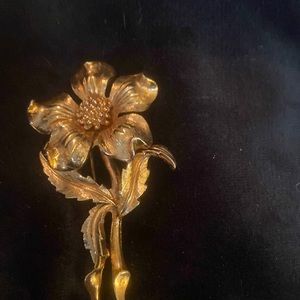 Vintage gold tone 2 inch it’s either a daisy or a sunflower really really cute